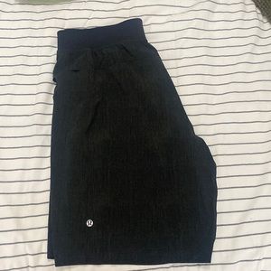 Lululemon Linerless Black (pattern) Short 9’’ XL
